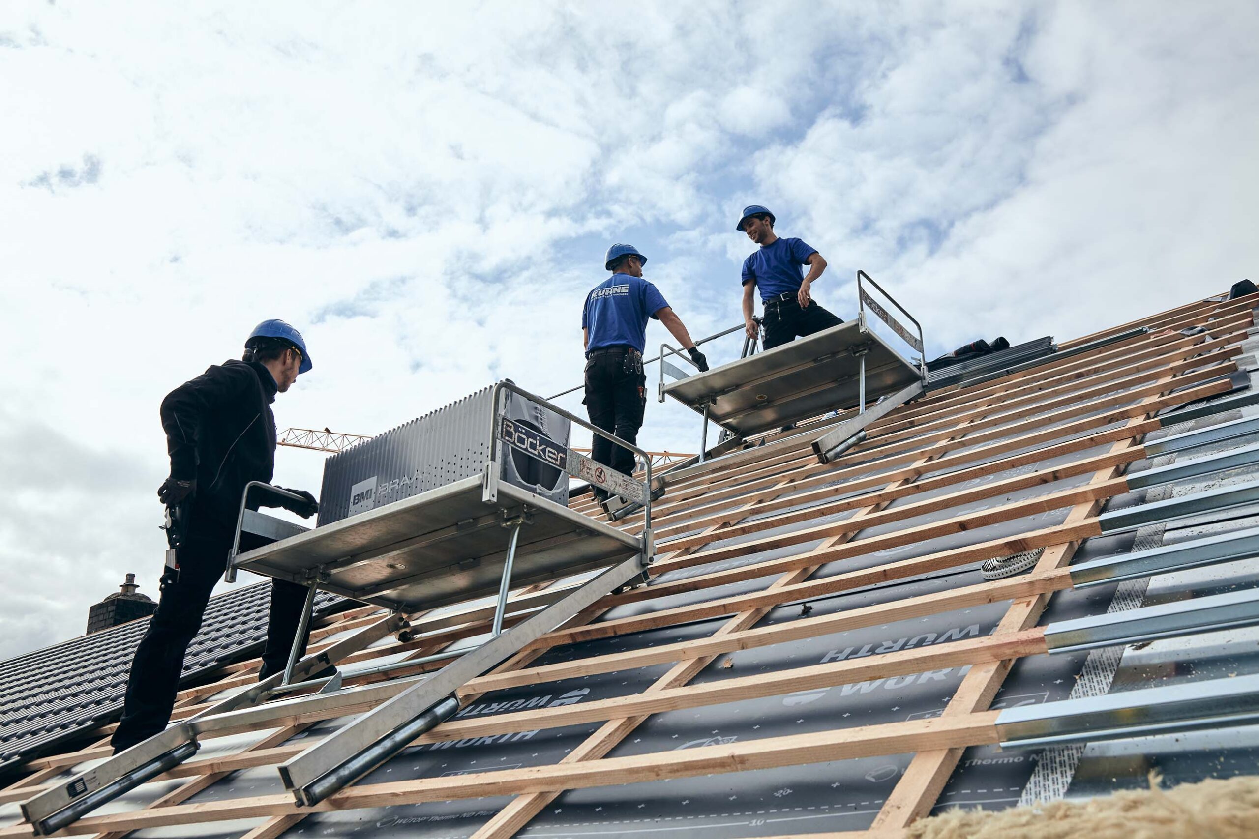 Mitarbeiter von Kühne Meisterbetriebe GmbH bei Arbeiten an einem Dach in Kassel