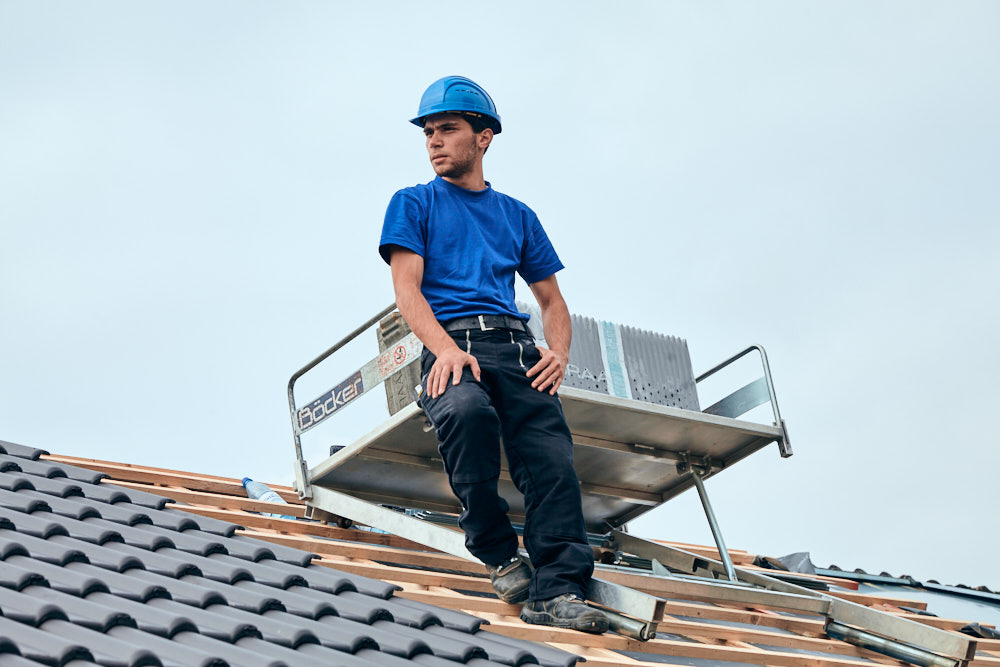 Kühne Meisterbetriebe, Dachdecker Handwerker auf einem Dach in Kassel