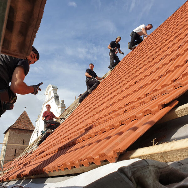 Kühne Azubis auf dem Dach der Kirchenburg in Rumänien